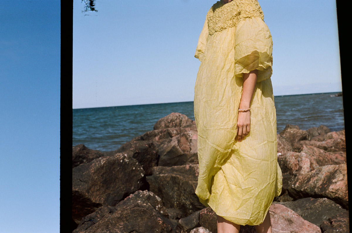 Portræt af Kristina Demant ved havet, fotograferet på analog film af Gyrithe Lemche.